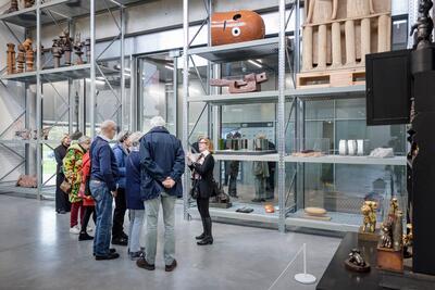 Sculpturen staan opgesteld in metalen rekken, Vic Gentils, Het schaakspel, Hugo Heyrman, Stoel met pick-uip Zadkine, De dromer van het woud, Oscar Jespers, Geboorte, Alberto Giacometti, Femme de Venise Shu Eguchi, Monument d’Offrande du Sabre, Arturo Martini, Maneschijn, Jan Dries, Het kosmisch middelpunt, Richard Deacon, Small Mind, Middelheim