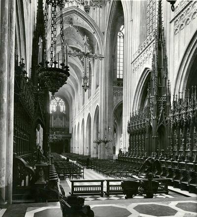 Onze-Lieve-Vrouwkathedraal, Het ‘neogotische’ interieur van de kathedraal, met het koorgestoelte en het triomfkruis naar ontwerp van François Durlet en het westdoksaal naar ontwerp van Frans Baeckelmans, ca. 1920 Antwerpen, Architectuurarchief Provincie Antwerpen