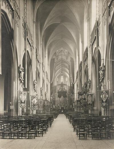 Het volledig gerestaureerde interieur van de kathedraal, gedecoreerd voor het feest van Onze-Lieve-Vrouw-Hemelvaart, ca. 1900, Antwerpen, Architectuurarchief Provincie Antwerpen, Onze-Lieve-Vrouwekathedraal,
