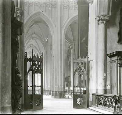 De toegang tot de zuidelijke kooromgang, met de portalen naar ontwerp van Durlet, ca. 1910, Antwerpen, Fotomuseum , onze-lieve-vrouwekathedraal