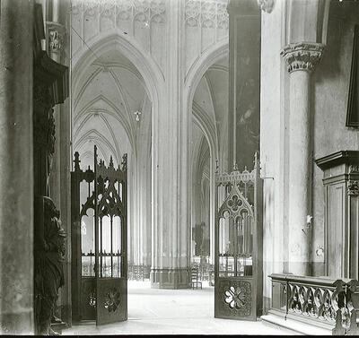 De toegang tot de zuidelijke kooromgang, met de portalen naar ontwerp van Durlet, ca. 1910, Antwerpen, Fotomuseum , onze-lieve-vrouwekathedraal