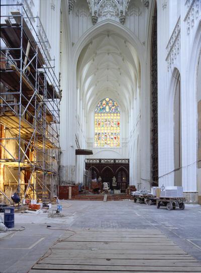 Zicht op de werken in het transept in 1990. Na het verwijderen van de bovenste witsellagen, werd het interieur herschilderd met behoud van het historische afwerking-slagen. Antwerpen, Architectuursarchief Provincie Antwerpen, Foto Hugo Maertens, Onze-Lieve-Vrouwekathedraal,
