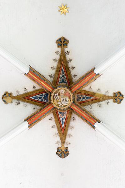 De gerestaureerde gewelfsleutel met de apostel Petrus in het hoogkoor, Onze-Lieve-Vrouwekathedraal,