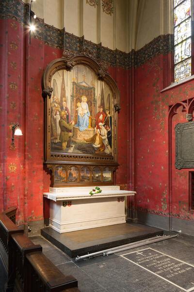 De gerestaureerde kapel van Onze-Lieve-Vrouw van de Vrede. Het altaarstuk van Jozef Janssens uit 1924 toont een gewonde soldaat, kardinaal Mercier, koning Albert en Koningin Elisabeth (in rode-kruisuniform), in aanbidding voor de madonna met kind. Het hele tafereel is geplaatst in het decor van het hoogkoor van de kathedraal. De predella onderaan het schilderij toont de verwoesting van Dinant, Leuven Antwerpen, Ieper en een zicht op het IJzerfront. Onze-Lieve-Vrouwekathedraal,