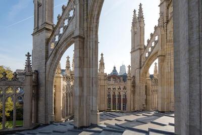 Restauratiewerken aan een pinakel van de dakbalustrade. Onze-Lieve-Vrouwekathedraal