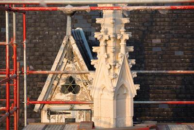 Restauratiewerken aan een pinakel van de dakbalustrade. Onze-Lieve-Vrouwekathedraal