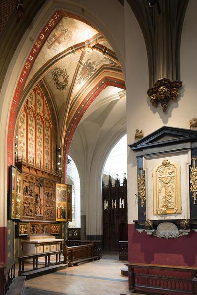 De kapel van Sint-Vincentius a Paolo, gezien vanuit de Sint-Antoniuskapel. De neogotische muurschilderingen van J. Baetens werden nauwgezet gerestaureerd. Op het gewelf herinneren de plafondschilderingen (1566) aan de oude bestemming als kapel van de Oude Voetboog- of Sint-Jorisgilde. Onze-Lieve-Vrouwekathedraal,