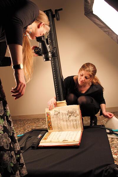 Digitalisering van Petrus Alamire-handschriften (hier: Chigi Codex) in het Vaticaan  met het Alamire Digital Lab (Lynda Sayce en Zoe Saunders), maart 2013 