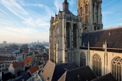 Onze-Lieve-Vrouwekathedraal, Het torenfront van de kathedraal vanuit een ongewone hoek
