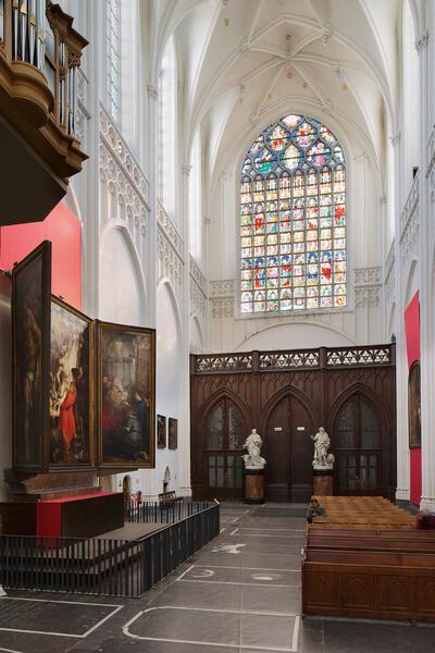 Onze-Lieve-Vrouwekathedraal, De ‘meridiaan van Quetelet’ doorsnijdt met een fijne koperen lijn diagonaal de vloer van het transept