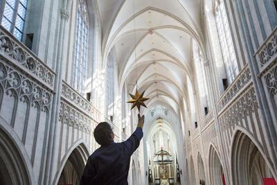 Onze-Lieve-Vrouwekathedraal, De sterren op het gewelf in de kathedraal dekken kleine openingen af, die gebruikt kunnen worden om takels en kabels neer te laten in de kerk. Ook vandaag zijn deze nog handig voor de restauratie, in dit geval het demonteren van het orgel.