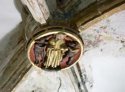 Een gerestaureerde gewelfsleutel in de kooromgang, Onze-Lieve-Vrouwekathedraal,