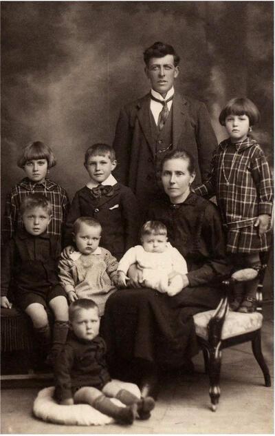 armoede, In 1928 vertrok het gezin Von Landschoot met zeven kinderen uit Aalter naar Viesville.  Als aandenken voor de achterblijvende familie liet het deze foto maken.  PRIVÉCOLLECTIE 