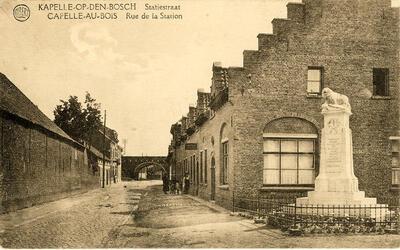 Prentbriefkaart met Duitse wederopbouwwoning nabij het oud-strijdersmonument op de hoek van de Station- en Schoolstraat in Kapelle-op-den-Bos, zonder datum (1921-1935) , groote oorlog,
