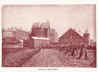 Prentbriefkaart van ca. 1910 met centraal gezicht op de imposante neogotische kloosterkerk, gebouwd tussen 1877 en 1888, groote oorlog,