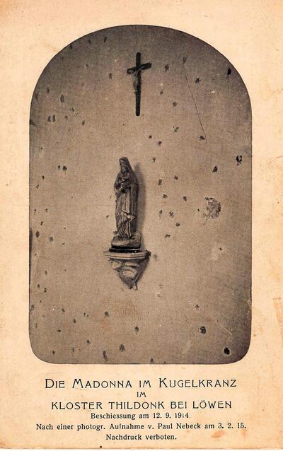 Prentbriefkaart met kogelgaten rond Madonnabeeld na het bombardement van 12 september 1914, groote oorlog,