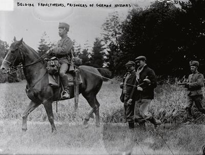 Duitse cavaleriesoldaten met gevangengenomen vermeende vrijschutters, 1914-1915, groote oorlog,