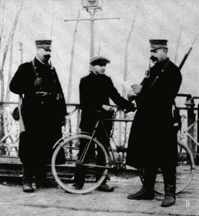 Controle van de Reiseschein (speciale reispas) van een fietser tijdens WOI, groote oorlog,