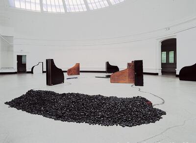  SMAK,, David Hammons, Chasing the Blue Train, mixed media, 