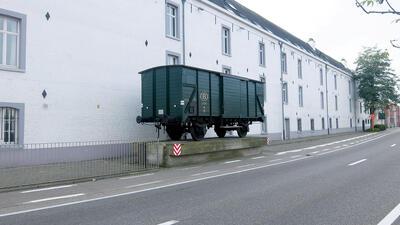 Een gerestaureerde deportatiewagon, naast de Dossinkazerne. Kazerne Dossin, Mechelen