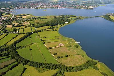 Vikingen, Luchtfoto van Hedeby (Duitsland), een Scandinavisch handelscentrum dat optimaal profiteerde van zijn strategische ligging tussen de Oost- en de Noordzee