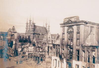 De Oude Markt in Leuven met in de Universiteitshal de uitgebrande bibliotheek, foto gebroeders Arnou, 1914, groote oorlog,