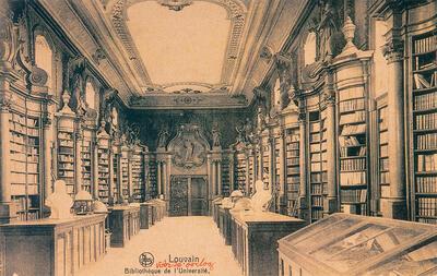 Prentbriefkaart met binnenaanzicht van de pronkzaal van de universiteitsbibliotheek, voor de brand, 1914, groote oorlog