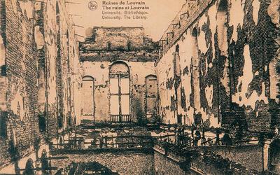 Prentbriefkaart met binnenaanzicht  van de pronkzaal van de universiteitsbibliotheek, na de brand, 1914, groote oorlog,