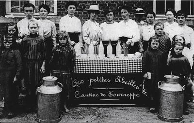 Melkbedeling door ‘De kleine bijtjes - Les petites abeilles’ in Dworp in 1915, groote oorlog,