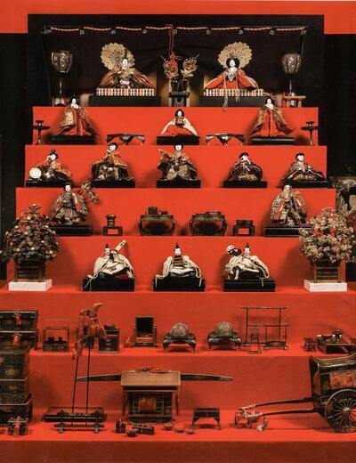 MAS, Een poppentrap als deze wordt in Japan sinds de l9de eeuw opgesteld bij het Meisjesfeest. Het keizerlijk paar staat bovenaan. Tokubei Yamada, Yashitoku Co.Ltd. Tokyo, Japan, 1930, Hout, metaal, textiel, gips, lakwerk en pigmenten