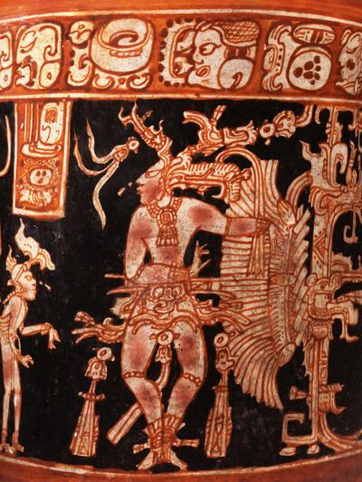 MAS, Detail van een kom met een afbeelding van de dansende maïsgod. Maya-cultuur,