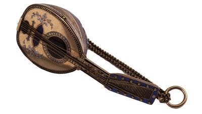 KMKG, Horloge in de vorm van een mandoline, gesigneerd door Antoine L. Maillet & Cie Genève, ca. 1790- 1810, goud en email 