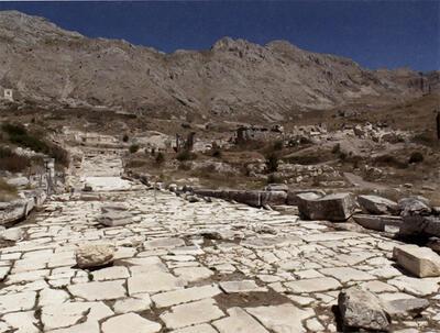 Zicht vanuit het zuiden op de ruïnes van Sagalassos, met op de voorgrond de resten van de opgegraven colonnadestraat