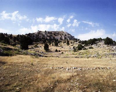 De bergtop met de omwalde nederzetting van Kayıs Kale, in het centrale deel van het latere grondgebied van Sagalassos,