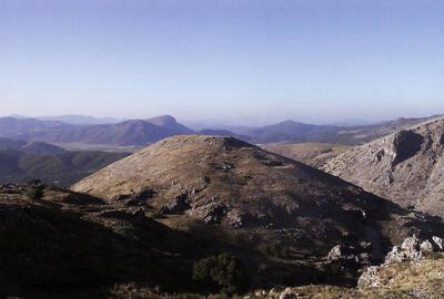 Sagalassos, Zicht vanuit de stad op de Alexanderheuvel. Rechts ervan het plateau van Düzen Tepe en de aanzet van zijn akropolis. De door Alexander gevolgde weg liep door het diepe dal tussen deze akropolis en de Alexanderheuvel. De veldslag speelde zich af op de zichtbare noordflank van de heuvel.