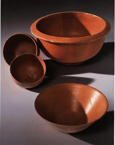 Voorbeelden van de lokaal geproduceerde tafelwaar in terra sigillata (Sagalassos red slip ware)