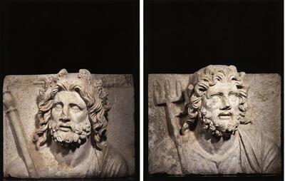 Op dit kalkstenen blok, afkomstig van een gebogen terrasmuur ten noordoosten van de Onderste Agora, is de Griekse oppergod Zeus te zien. In Sagalassos moest Zeus het sinds de regering van Augustus echter afleggen tegen Apollo, de persoonlijke beschermgod van de keizer. Zeus heeft de blik naar de hemel gericht en houdt een scepter in de hand. Poseidon met zijn drietand.