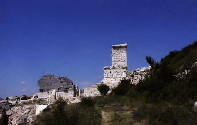 Stadsmuren, gebouwd omstreeks 400 na Christus. Oude monumenten, zoals de Dorische tempel en het Noordwestelijke Heroön, werden in de muur opgenomen. Sagalassos,