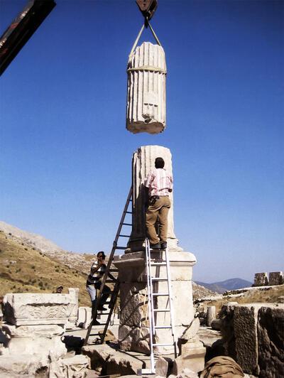 De tweede zuilentrommel van de aan Krateros opgedragen erezuil wordt op zijn plaats gezet. Sagalassos,