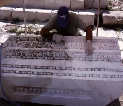 Sagalassos, Een met behulp van een pantograaf aangevuld (rechtse deel) architraaf-friesblok van het Antonijnse nymphaeum op de Bovenste Agora. De moderne voeg is amper zichtbaar. Enkel de wittere kleur identificeert het nieuw gekapte stuk. 