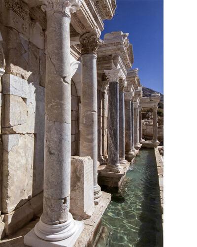 Sagalassos, Sinds augustus 2010 stort het water zich als een waterval terug in het bassin van het 'Antonijnse nymphaeum' opgetrokken uit een tiental verschillende gekleurde steensoorten voor zuilen en achterwand, gecombineerd met zuilenbasissen en -kapitelen en een draaggestel (architraaf, fries, kraanlijst, gevelvelden) uit witte kalksteen van Yarışlı.