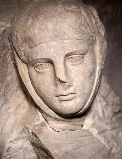 Detail van een van de dertien danseressen op de fries van het Noordwestelijk Heroön. Sagalassos,