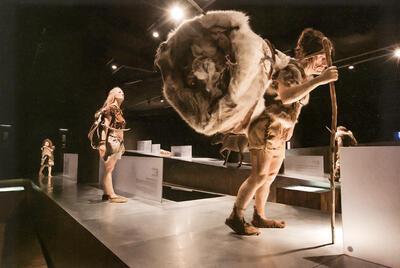 GSagalossos, De eerste, gelijkvloerse zaal toont hoe neanderthalers en later ook onze voorouders als nomaden rondtrekken. Bezoekers worden vrijwel onmiddellijk aangetrokken door de levensechte beelden en raken geinteresseerd in het bijhorende thema.
