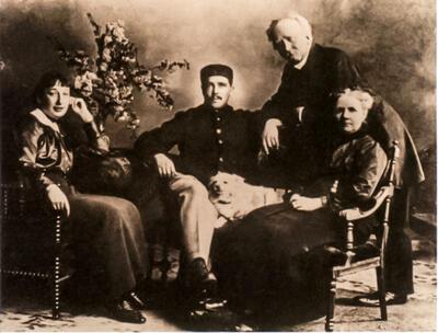 Rik en Nel met echtpaar Wentsel in Amsterdam, 1915