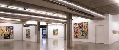 Zaalzicht tentoonstelling 'Grid Paintings - Aktuelle abstrakte Malerei' van Yves Zurstrassen in IKOB Eupen