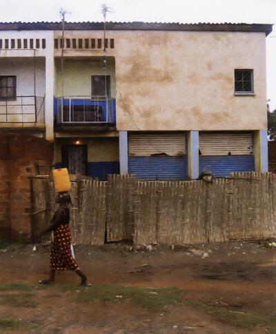 Typewoning in Ruashi, een wijk te Lubumbashi gebouwd door het Office des Cités Africaines, ondertussen getransformeerd, koloniale kunst,