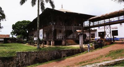 Administratief gebouw met prefab metalen structuur in Mbanza-Ngungu, koloniale kunst,