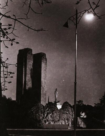 Monument van Albert I in Leopoldstad, foto 1955 (beeldhouwer Victor Demanet, gieterijen Compagnie des Bronzes en Verbeyst), koloniale kunst,