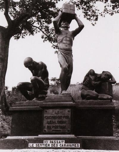 Monument ter gelegenheid van 50 jaar spoorweg tussen Matadi en Leopoldstad, foto 1956 (beeldhouwer Arthur Dupagne, gieterij Compagnie des Bronzes), koloniale kunst,