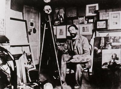 James Ensor poseert in het atelier op de zolder hoek Vlaanderenstraat en van Iseghemlaan, Oostende,